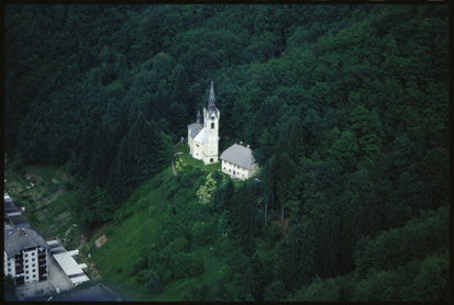 Kropa - Cerkev Device Marije in mežnarija (pogled iz zraka), fotografija