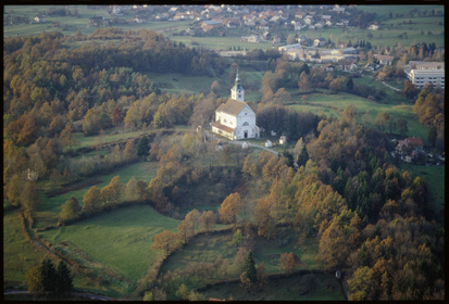 Vrhnika - Cerkev sv. Trojice (pogled iz zraka), fotografija