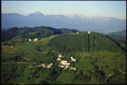 Zabrekve - Vas in cerkev sv. Mohorja in Fortunata (pogled iz zraka), fotografija