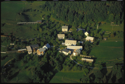 Zabrekve - Vas in cerkev sv. Mohorja in Fortunata (pogled iz zraka), fotografija