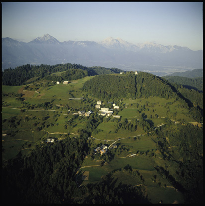 Zabrekve - Vas in cerkev sv. Mohorja in Fortunata (pogled iz zraka), fotografija