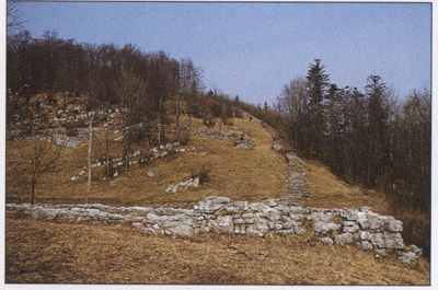 Lega obzidja in njegovi ostanki na Hrušici. The location of the wall an its remains at Hrušica.