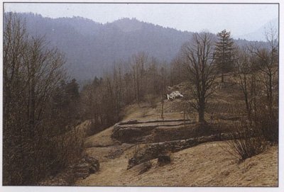 Lega obzidja in njegovi ostanki na Hrušici. The location of the wall an its remains at Hrušica.
