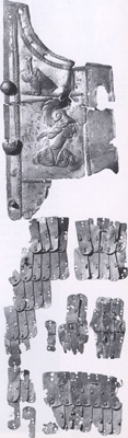 Deli oklepa in paradnega oklepa ter poznorimska pašna spona, najdena na Hrušici. Parts of armour and parade armour and a Late Roman belt buckle, found at Hrušica.
