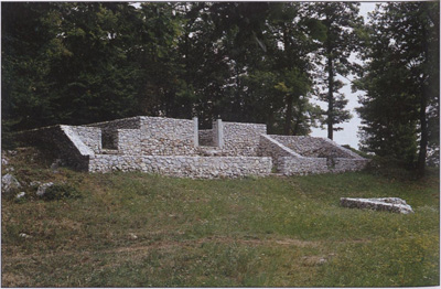 Delno utrjeno cerkveno zidovje in prekrita cisterna na Rifniku. The partially fortified church walls and the covered cistern on Rifnik.