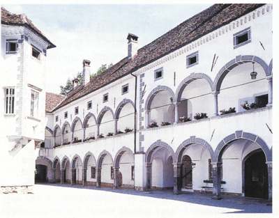 Arkadni trakti na dvorišču; Arcade wings in the courtyard