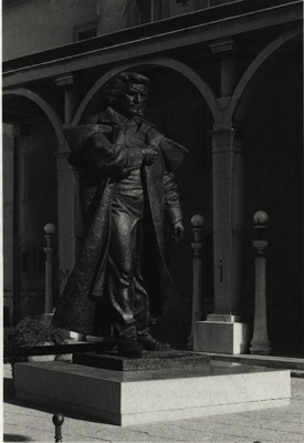 Likovno upodobitev pesnika so zaupali akademskemu kiparju Frančišku Smerduju