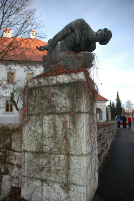 Novo mesto - Spomeniški kompleks Na vratih, kip talca