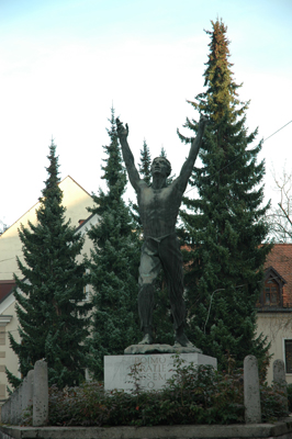 Novo mesto - Spomeniški kompleks Na vratih, kip Pesem svobodi