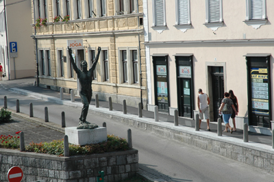 Novo mesto - Spomeniški kompleks Na vratih, del kompleksa Na vratih s kipom Pesem svobodi