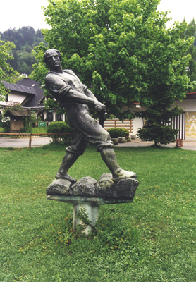 Bled - Kip čolnarja, bronasta plastika Čolnar - avtor kipar Boris Kalin